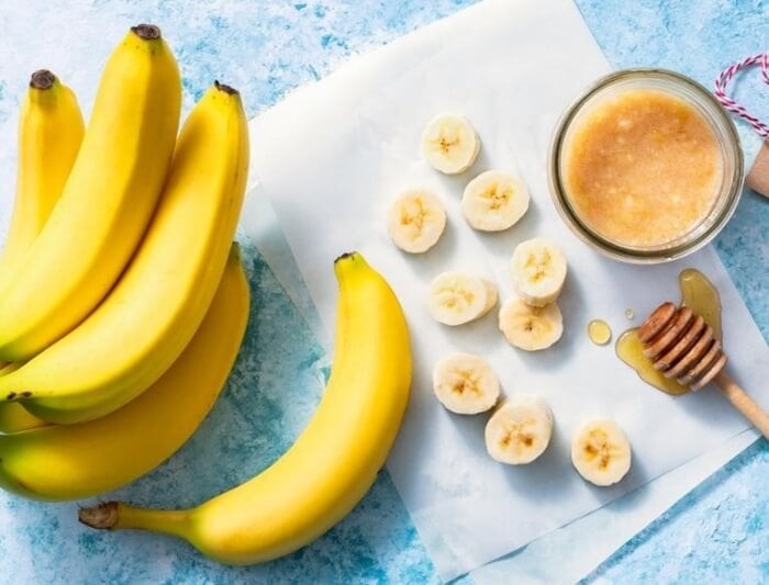 Chuối chứa nhiều vitamin và chất chống oxy hóa, trong khi mật ong có đặc tính hút ẩm tự nhiên, giúp da hạn chế tình trạng khô ráp.