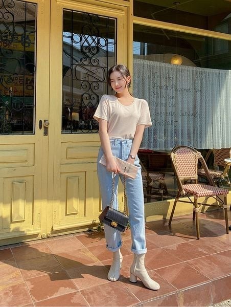 Thay vì những thiết kế quá dài dễ tạo cảm giác nặng nề, quần jeans có độ dài trên mắt cá chân đang được nhiều người yêu thích hơn.