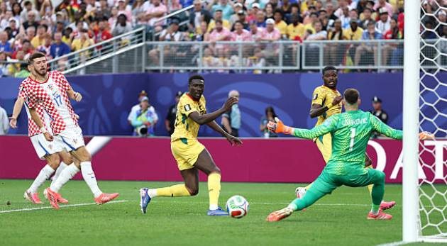 Hậu vệ Luckassen ghi bàn từ pha dàn xếp đá phạt của Ghana.