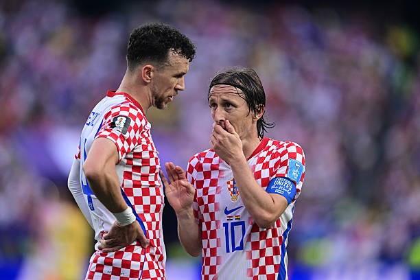 Những lão tướng như Ivan Perisic hay Modric vẫn là linh hồn trong lối chơi Croatia.