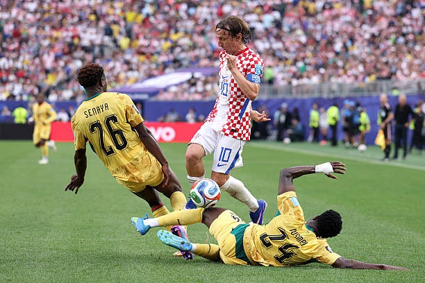 Modric tung hoành nơi tuyến giữa ở tuổi 40.