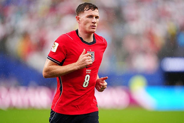 Elliot Anderson (7.0): Thiếu vắng Declan Rice bên cạnh, Anderson đôi lúc tỏ ra lúng túng và để mất bóng nhiều hơn kỳ vọng. Những pha đá phạt của anh cũng không đạt hiệu quả cao, có lẽ tiền vệ này đang bị xao nhãng bởi những tin đồn chuyển nhượng bên lề: Ảnh: Getty Images