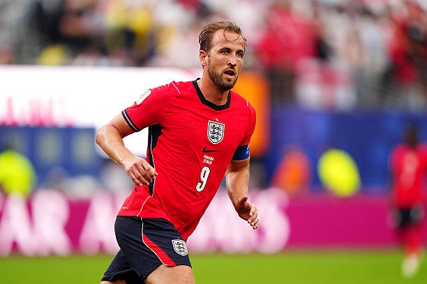 Harry Kane (7.7): Sau hiệp một im hơi lặng tiếng do thiếu bóng, Kane bắt đầu bùng nổ hơn trong hiệp hai. Sau khi buộc thủ môn Mosquera phải trổ tài cứu thua, anh đã ghi tên mình lên bảng tỷ số bằng một pha đánh đầu đẳng cấp: Ảnh: Getty Images