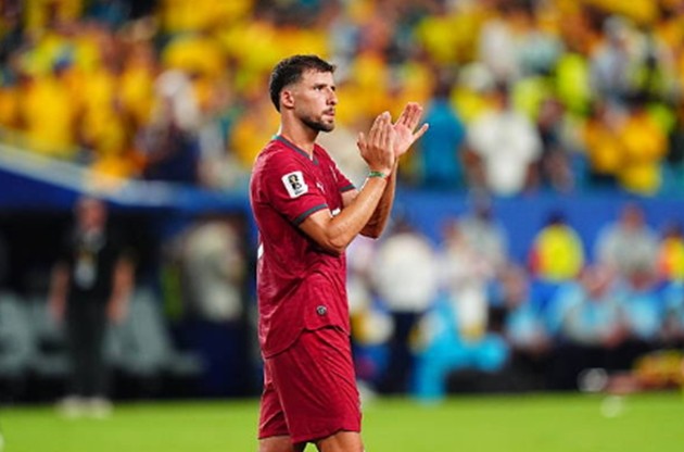 Ruben Dias (7.3 điểm): Đôi lúc tỏ ra chậm nhịp trước tốc độ của các cầu thủ đối phương. Dù vậy, trung vệ này đã kịp thời tỏa sáng với pha đánh đầu cản phá xuất sắc ở phút 90 để khước từ cơ hội cận thành.