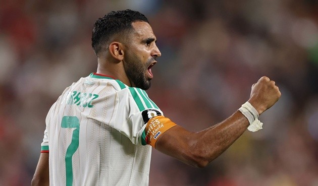 Mahrez tỏa sáng giúp Algeria vượt qua vòng bảng (Ảnh: Reuters)