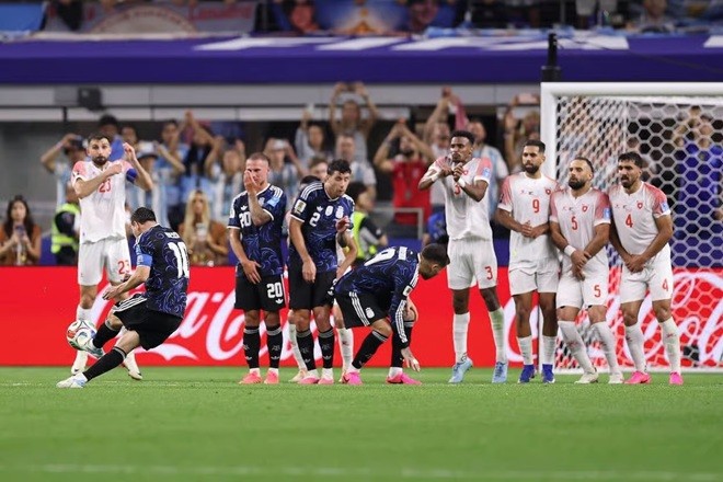 Tình huống sút phạt đẹp mắt của Messi. Ảnh: Getty Images.