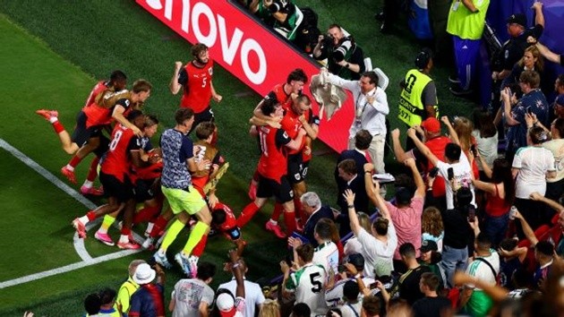 Áo vượt qua vòng bảng theo cách cảm xúc nhất. (Ảnh: ESPN)
