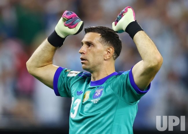 Emiliano Martinez – 6.9 điểm. Anh không có quá nhiều việc phải làm trong phần lớn thời gian trận đấu khi Argentina kiểm soát bóng tới hơn 70%. Ảnh: UPI.