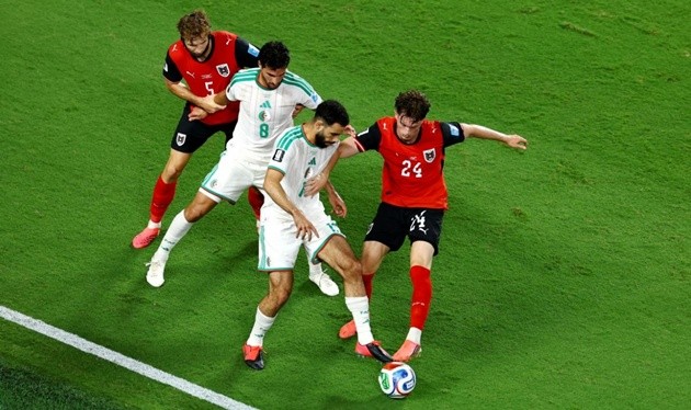 Trận đấu giữa Algeria và Áo tạo ra sự kịch tính vào khoảng thời gian bù giờ hiệp 2. Trước giai đoạn đó, 2 bên thi đấu cầm chừng sau khi tỷ số đã là 2-2.