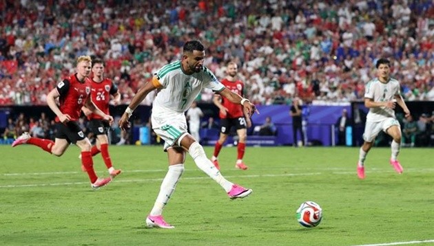 Đến phút bù giờ thứ 3, Mahrez khiến Algeria vỡ òa với cú đá chéo góc, giúp đội nhà dẫn 3-2. Kết quả này giúp đại diện châu Phi vươn lên nhì bảng J.