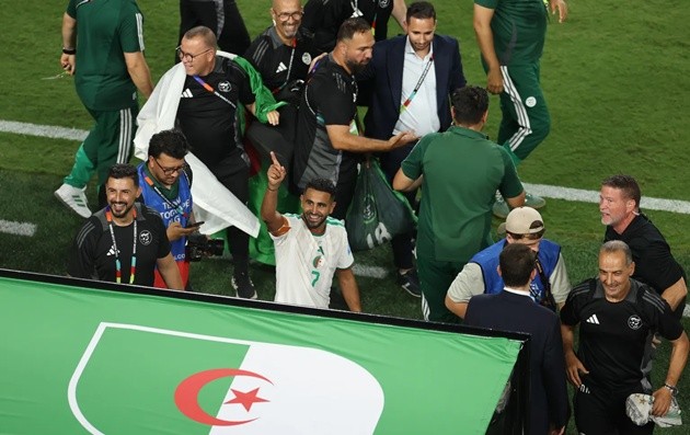 Song song niềm vui lật kèo của ĐT Anh, Algeria cũng vượt qua vòng bảng với vị trí top 8 đội xếp thứ 3 có thành tích tốt nhất. (Ảnh: Getty Images)
