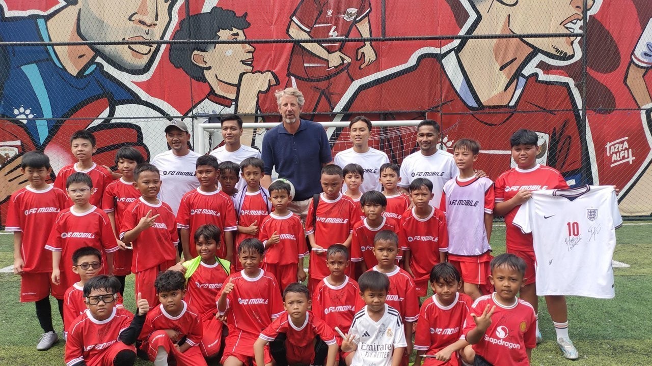 Van der Sar vừa tham dự một sự kiện ở Indonesia. 