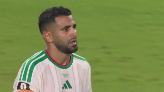 Mahrez tắt nụ cười sau khi trao đổi với đồng đội. Ảnh: ITV.