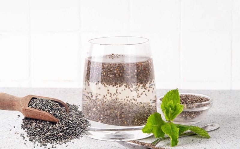 Hạt chia có khả năng hấp thụ lượng nước lớn và tạo thành lớp gel tự nhiên sau khi ngâm.
