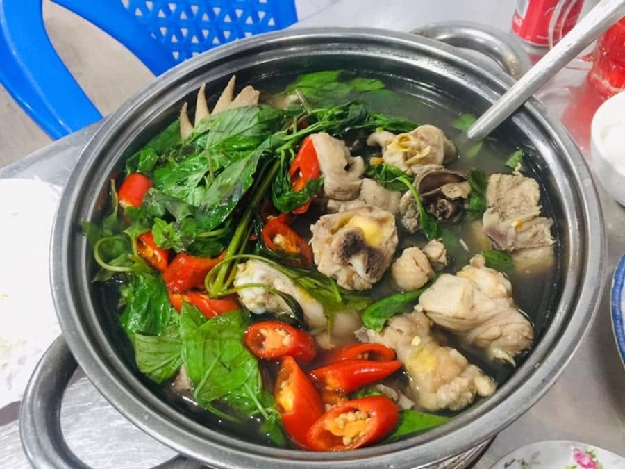 Sau khi gà chín, có thể vớt bỏ phần lá để nước luộc vẫn trong và đẹp mắt.