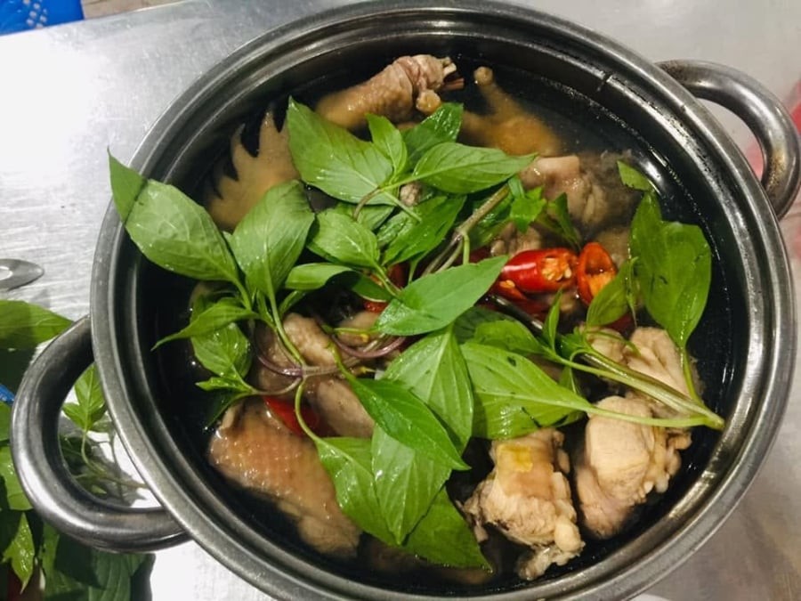 Luộc gà muốn chín đều, ngọt thịt cứ cho thêm nắm lá này