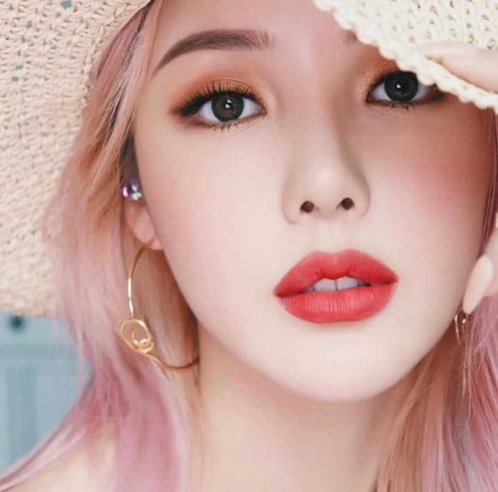  Khi tán nền, chỉ nên lấy lượng vừa đủ rồi dặm nhẹ từ trung tâm khuôn mặt ra ngoài bằng mút trang điểm để sản phẩm tiệp vào da.