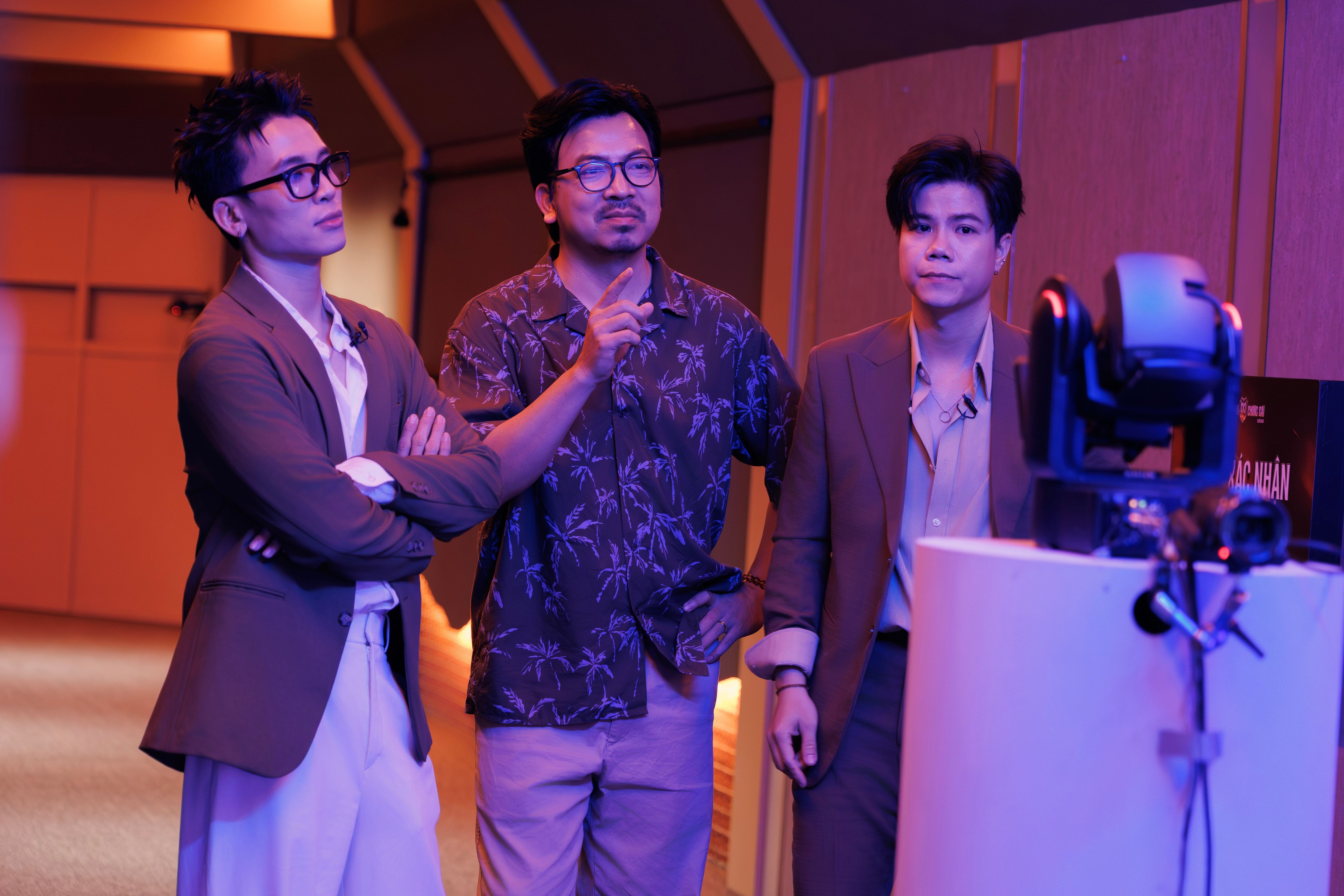 Nhóm Những Kẻ Lãng Du mang hết _signature_ của Hà Nội để vượt thử thách.JPG