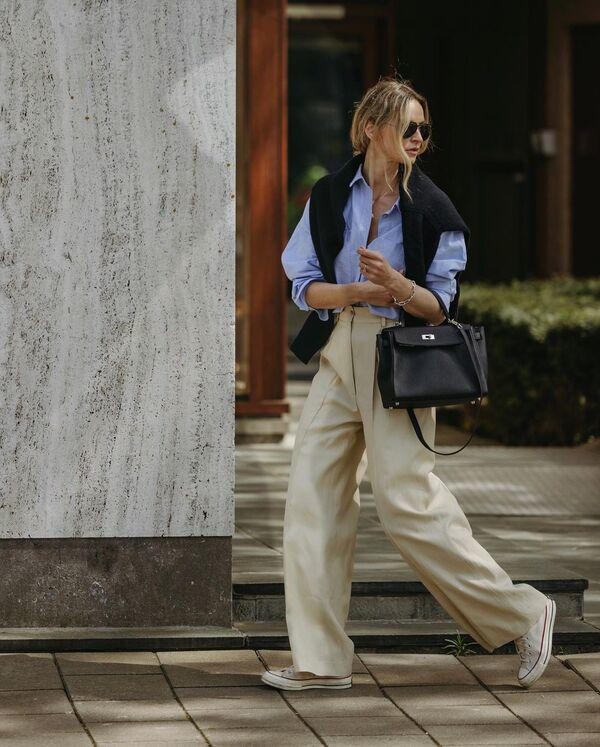 Các thiết kế làm từ linen, cotton hoặc tencel mang lại cảm giác mát mẻ, dễ chịu và giúp cơ thể luôn thoải mái khi phải ngồi làm việc trong nhiều giờ. 