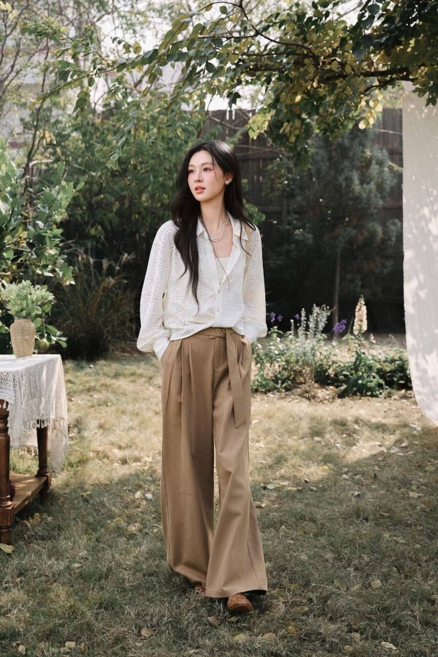 Quần kaki màu camel luôn là lựa chọn phổ biến bởi vẻ trang nhã và tính ứng dụng cao. 