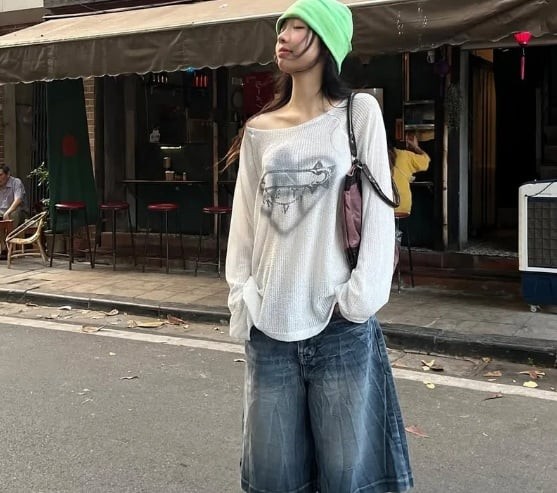 Khi kết hợp với quần đùi denim, tổng thể tạo nên sự cân bằng thú vị giữa nét mềm mại và vẻ năng động.