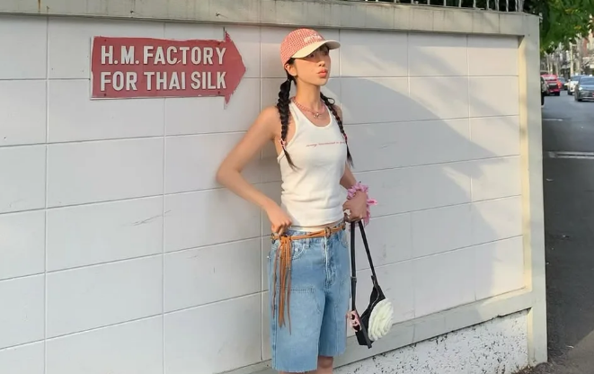  Đây là bản phối luôn xuất hiện trong tủ đồ mùa Hè nhờ khả năng mang lại vẻ ngoài trẻ trung và khỏe khoắn.
