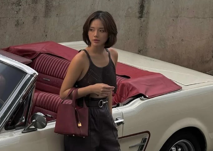  Khi đi cùng áo tank top, chất liệu da tạo nên sự tương phản với vẻ mềm mại của chiếc áo, giúp tổng thể trở nên cá tính và hiện đại.