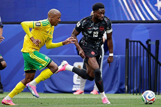 Alphonso Davies tạo khác biệt sau khi vào sân.