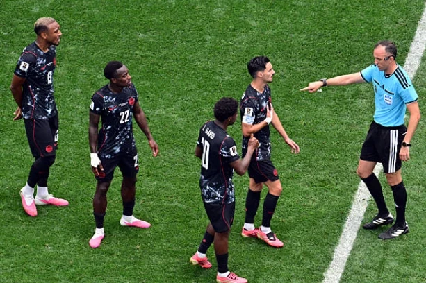 Bất chấp những phản ứng dữ dội từ các cầu thủ chủ nhà, trọng tài chính Joao Pinheiro đã dứt khoát từ chối thổi phạt đền. Quyết định của vị vua áo đen thổi bùng làn sóng tranh luận ngay sau đó.