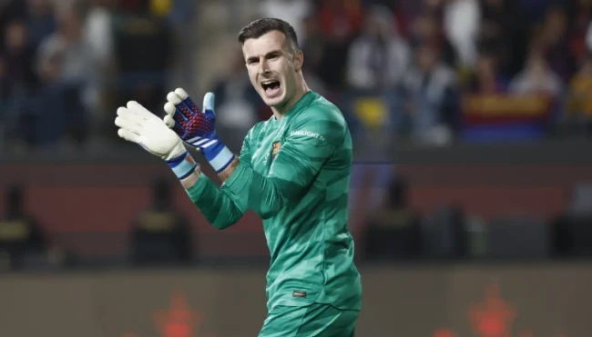 Thủ thành Inaki Pena giúp Barca thu về 3 triệu euro. Ảnh: Getty Images.
