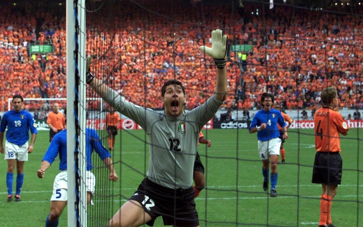Những đôi chân run rẩy trước áp lực của lịch sử. Ảnh: Italiafootball.