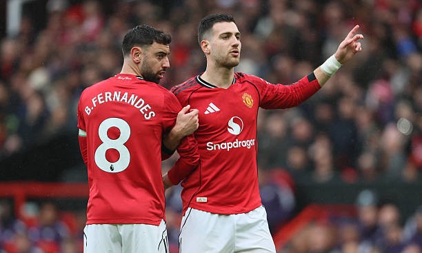 Diogo Dalot và Bruno Fernandes vẫn chưa cho thấy phong độ cao nhất ở tuyển Bồ Đào Nha. Ảnh: Getty Images.