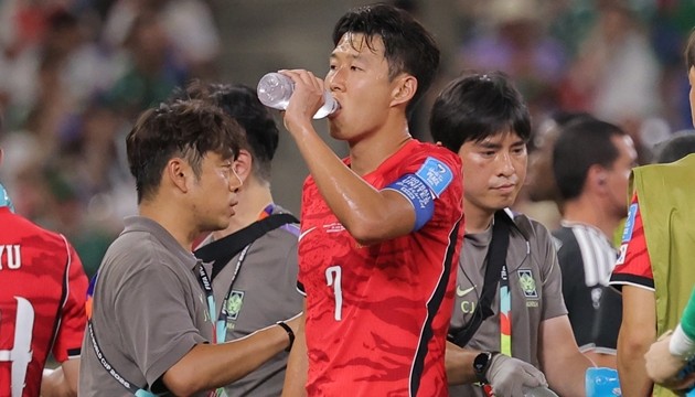 Son Heng-min và các đồng đội tủi hổ rời giải.