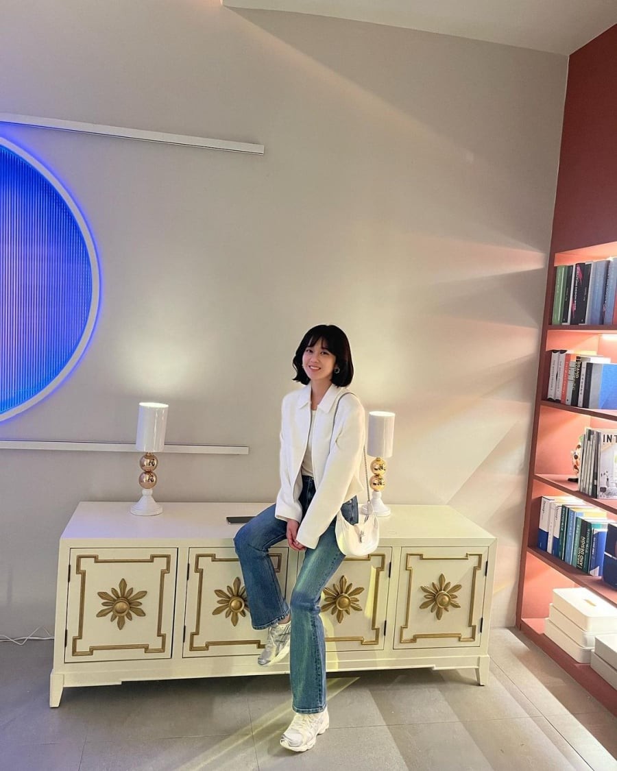 Jang Na Ra lại chứng minh rằng chỉ cần lựa chọn đúng kiểu dáng, những món đồ quen thuộc này hoàn toàn có thể giúp phụ nữ trung niên trở nên năng động và hiện đại.