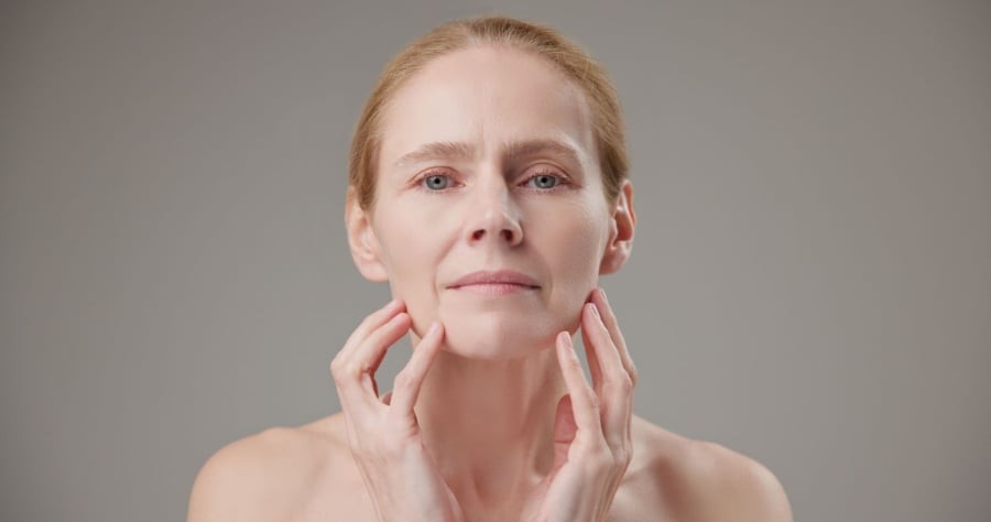 Khi cơ thể rơi vào trạng thái căng thẳng, hormone cortisol tăng cao, làm gia tăng phản ứng viêm và ảnh hưởng đến khả năng phục hồi tự nhiên của da.