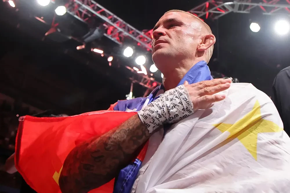 Dustin Poirier rời lồng bát giác tại UFC 318
