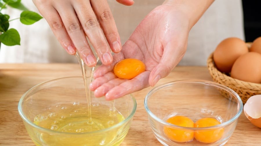 Dùng tay cũng là một cách để tách lòng đỏ trứng gà
