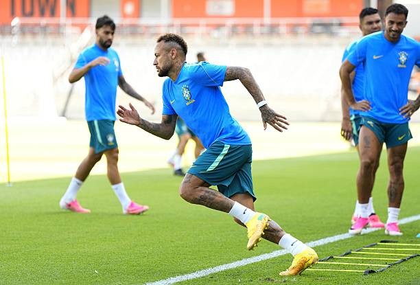 Neymar sẽ tiếp tục xuất phát trên băng ghế dự bị. 