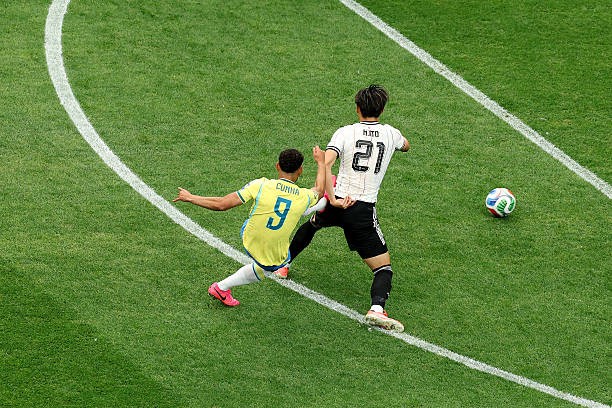 Nỗ lực dứt điểm của Matheus Cunha ở khoảng cách chừng 20 mét. Ảnh: Getty Images