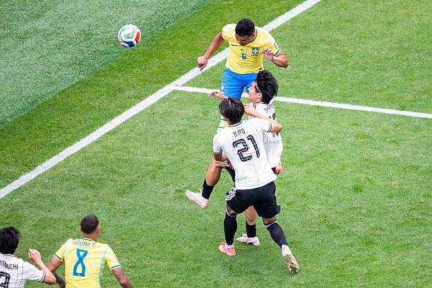 Casemiro bật cao đánh đầu gỡ hòa cho Brazil ở cự ly gần. Ảnh: Getty Images