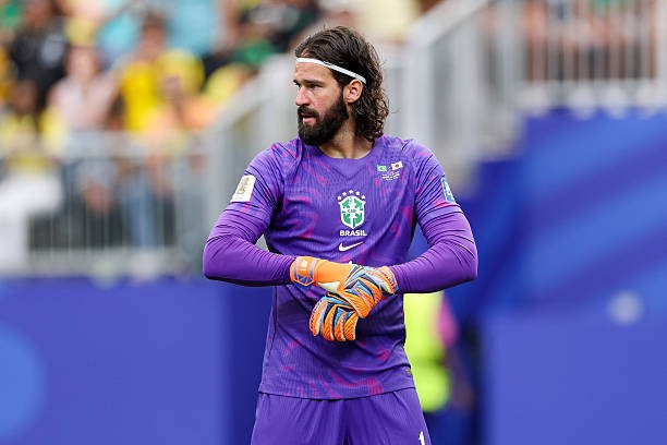 Alisson Becker (7): Một số người đặt câu hỏi về việc thủ thành số 1 của Liverpool bị Sano đánh bại từ xa, nhưng thực tế anh đã phải rướn người hết cỡ trước một cú dứt điểm cực kỳ chính xác. Như thường lệ, khả năng điều phối bóng của anh vẫn rất ấn tượng. Ảnh: Getty Images.