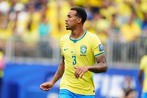 Gabriel Magalhaes (7.5): Trung vệ của Arsenal đôi khi tỏ ra lo lắng nhưng đã chơi xuất sắc trong suốt trận đấu. Chính anh là người thực hiện đường chuyền tuyệt vời để Casemiro đánh đầu ghi bàn gỡ hòa. Ảnh: Getty Images.