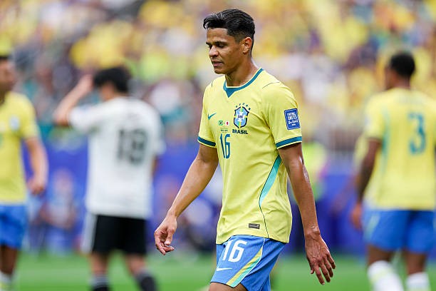 Douglas Santos (7.2): Dù không phải là Roberto Carlos, anh vẫn là một lựa chọn chất lượng bên cánh trái. Santos cũng có pha đánh đầu ngược thông minh cho Casemiro trong tình huống bóng bị phá ngay trên vạch vôi. Ảnh: Getty Images.