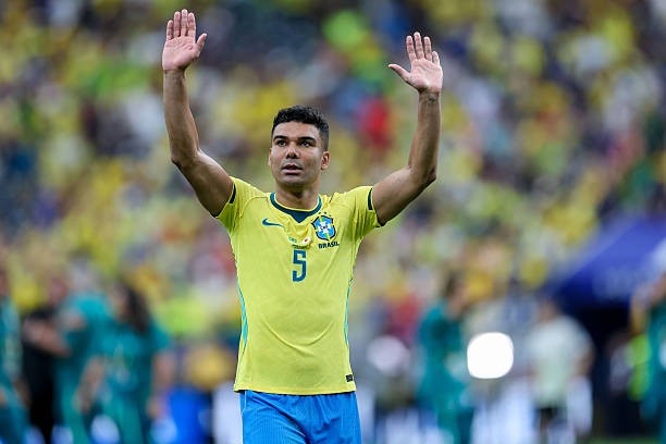 Casemiro (7.1): Từng bị dự đoán sẽ phải rời sân sớm do nhận thẻ vàng và để đối thủ dễ dàng vượt qua, nhưng niềm tin của Ancelotti đã được đền đáp. Anh có một pha đánh đầu bị cản phá trên vạch vôi trước khi trực tiếp gỡ hòa ở cột xa. Ảnh: Getty Images.