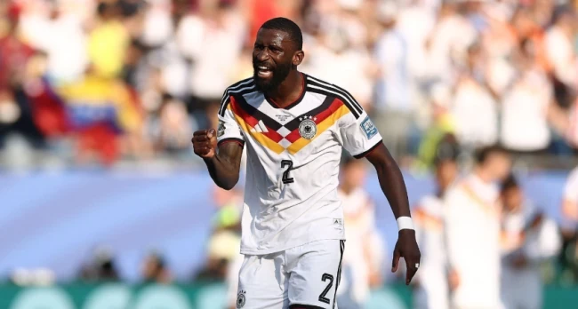 Antonio Rudiger – 6.7 điểm. Là chốt chặn đáng tin cậy nhất trong bộ tứ vệ, Rudiger thể hiện sức mạnh trong các pha tranh chấp trên không và giữ nhịp tốt ở tuyến sau. 