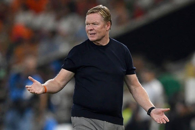 Koeman lo lắng ngoài đường biên. Ảnh: Getty.