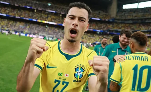 Martinelli tri ân đồng đội Guimaraes sau khi ghi bàn thắng quyết định cho Brazil. Ảnh: Getty Images
