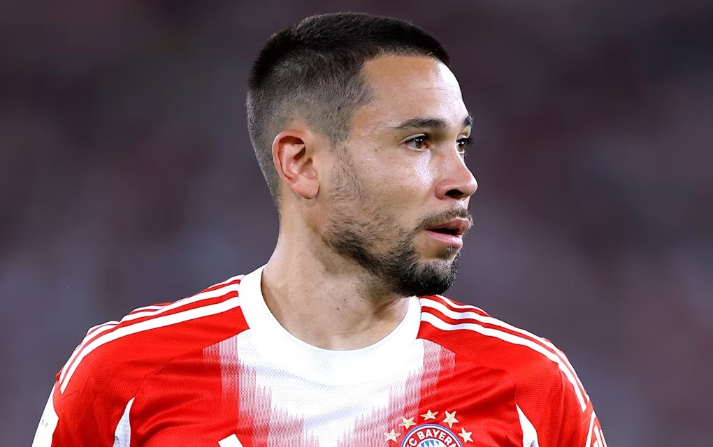 Raphael Guerreiro là một lựa chọn an toàn và chất lượng. Ảnh: Bayern Munich FC.