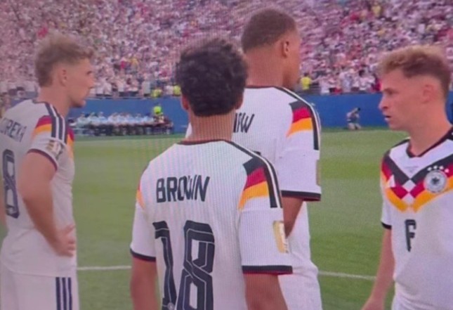 Leon Goretzka được cho là đã từ chối bước lên chấm luân lưu dù được Joshua Kimmich đề nghị. Ảnh: BBC Sport.