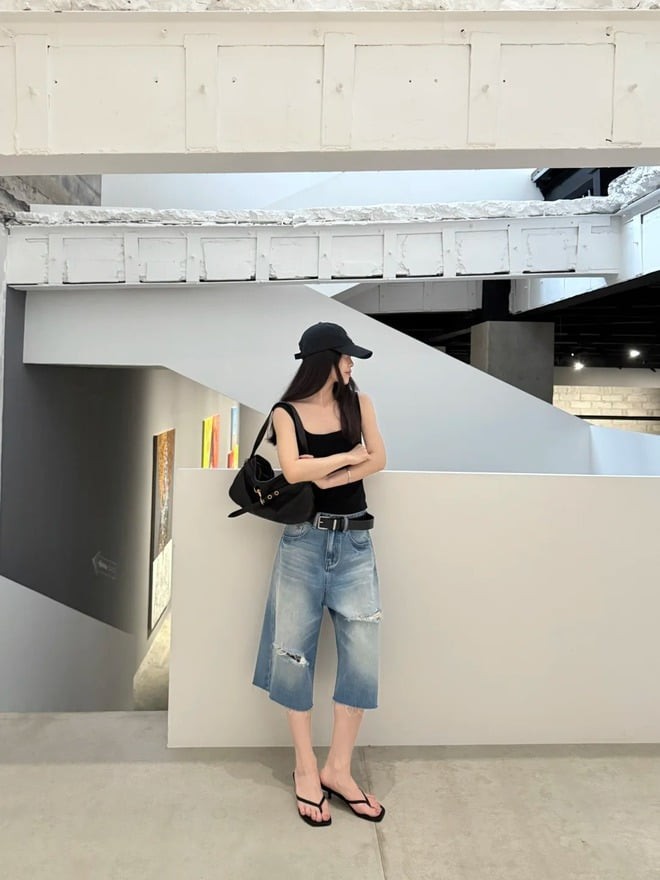 Phom quần rộng còn tạo sự thông thoáng khi di chuyển, phù hợp để mặc cả ngày mà không gây cảm giác gò bó. 